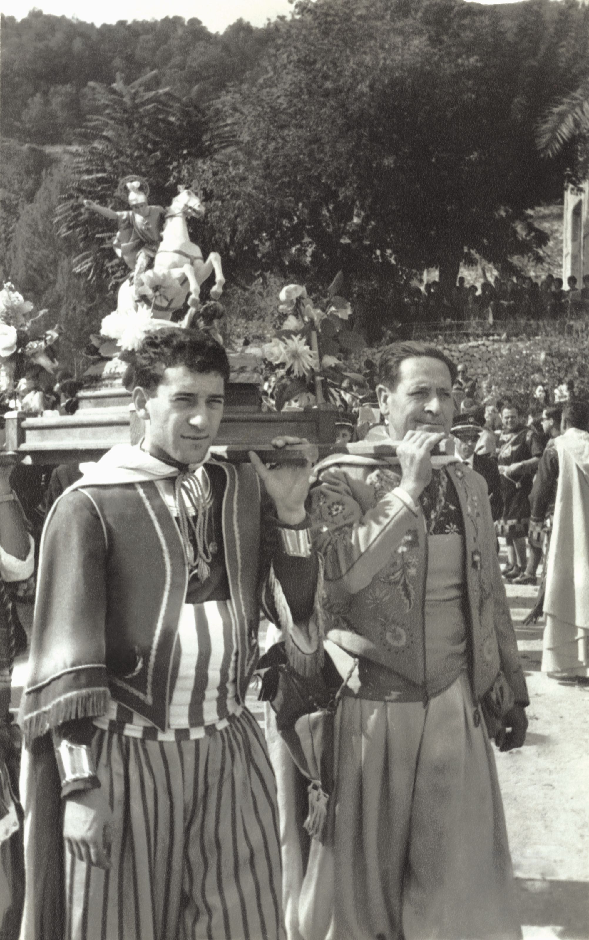 José F. Peidro portador de Sant Jordi en Fontilles